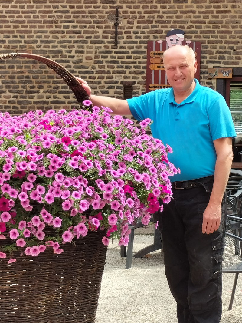 Rob Hendriks tussen de najaarsplanten in zijn kas